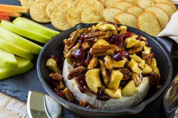 Karamellnuss und Cranberry Brie Vorspeise für Weihnachtsfeier.