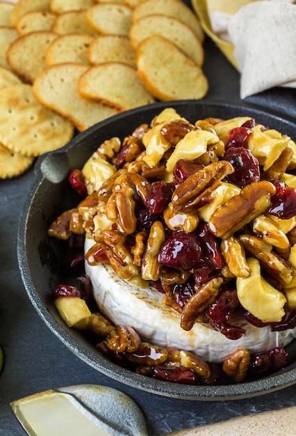 Karamellnuss und Cranberry Brie Vorspeise für Weihnachtsfeier.