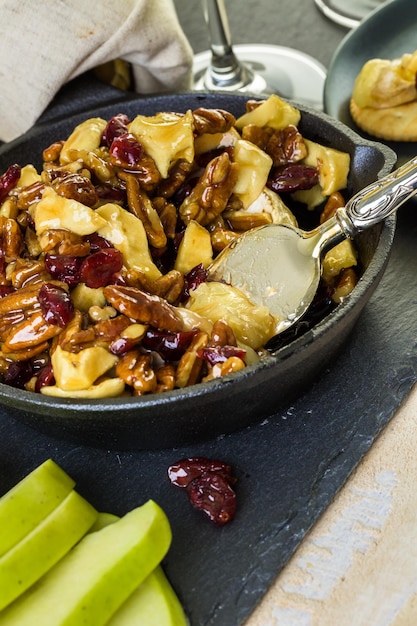 Karamellnuss und Cranberry Brie Vorspeise für Weihnachtsfeier.