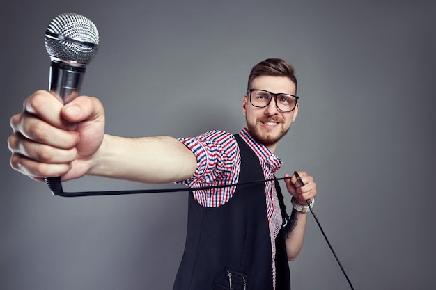 Karaoke homem canta a música ao microfone, cantor