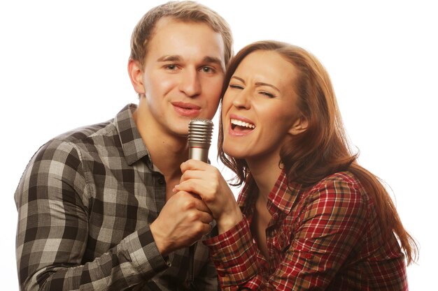 Karaokê Lindo casal com microfone Jovem e beleza Estilo Hipster Sobre fundo branco