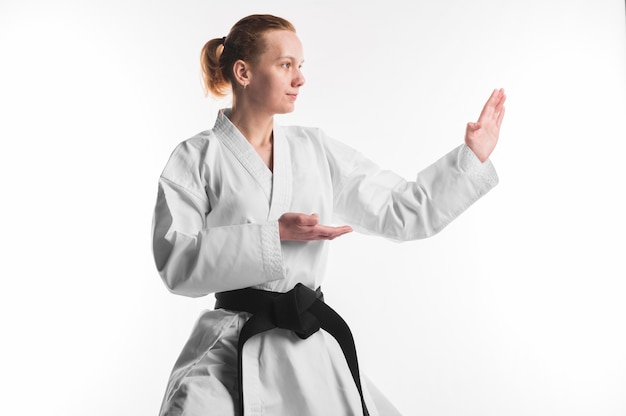 Foto karate frau, die mittleren schuss übt