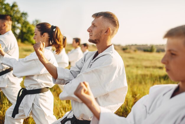 Karate-Gruppe zum Training im Sommerfeld