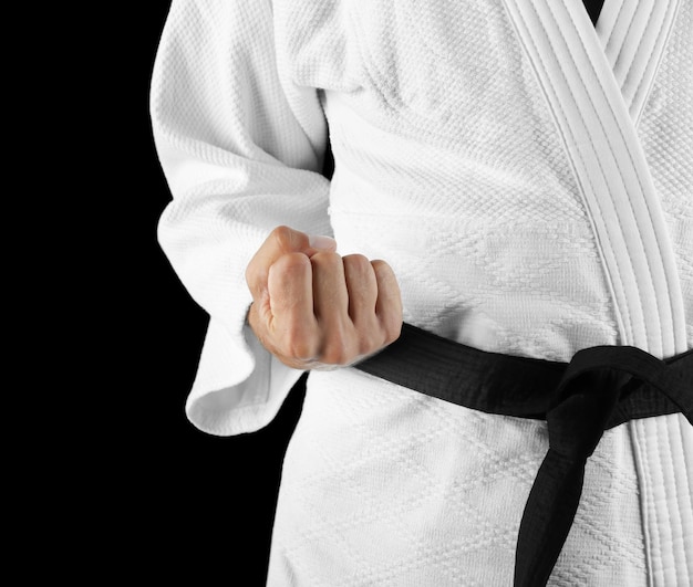 Karate-Instruktor auf dunklem Hintergrund in Nahaufnahme