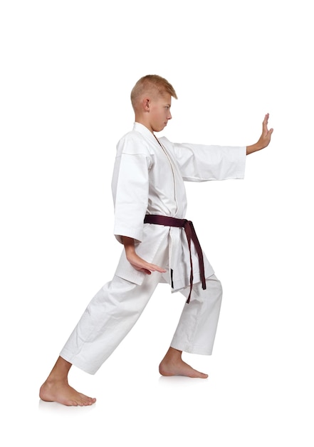 Karate-Junge im weißen Kimono-Kampf