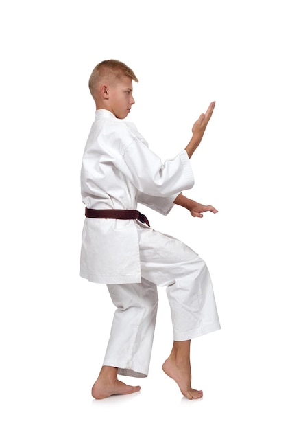 Karate-Junge posiert