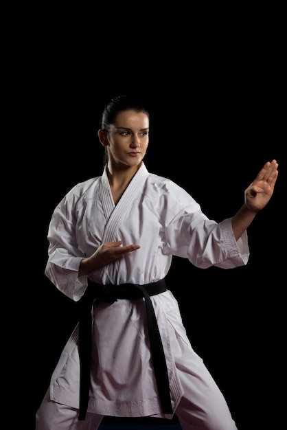 Karate-Kämpfer lokalisiert auf schwarzem Hintergrund
