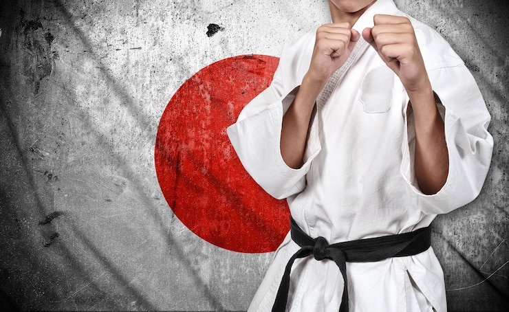 Foto karate-kämpfer und japanische flagge
