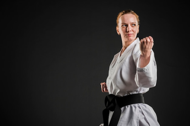 Foto karate-kämpferin mit kopierraum