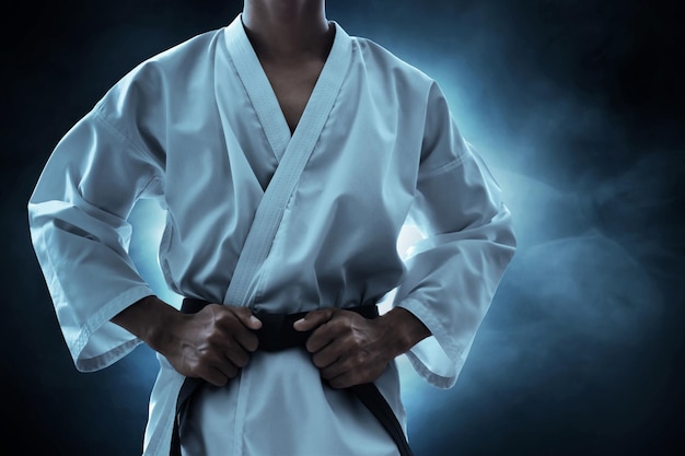 Karate-Kampfkämpfer auf dunklem Hintergrund