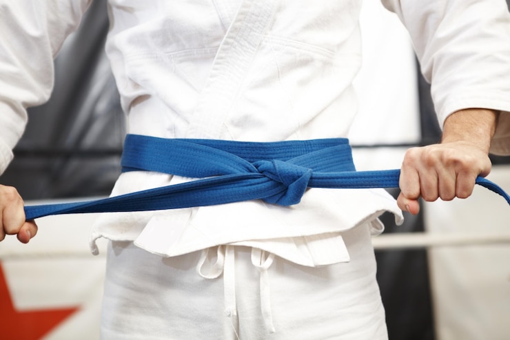 Foto karate mãos e cinto luta e esporte para autodefesa com muay thai e treinamento de pessoa em ginásio atleta de combate e poder com fitness artes marciais e guerreiro com exercício e taekwondo