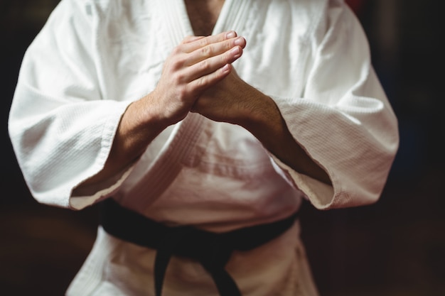 Karate-Spieler, der Karate-Haltung ausführt