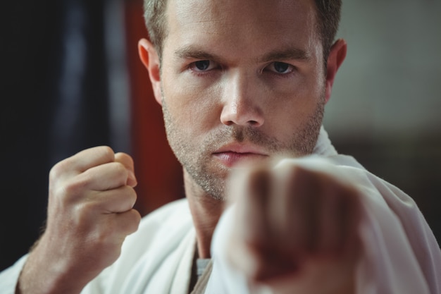 Karate-Spieler, der Karate-Haltung ausführt