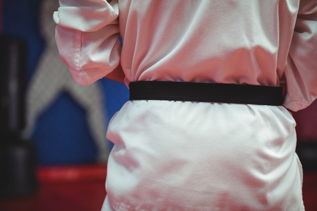 Foto karate-spieler im schwarzen gürtel