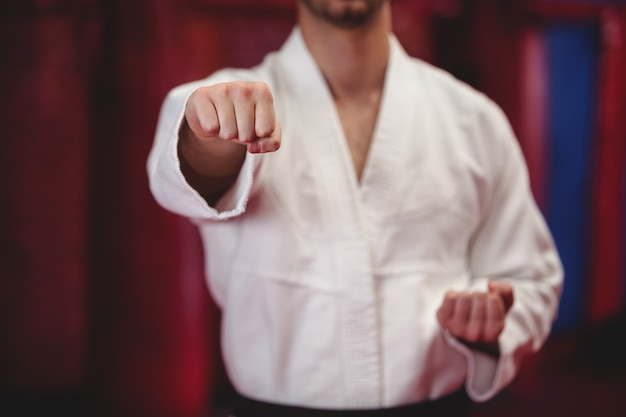 Karate-Spieler im schwarzen Gürtel