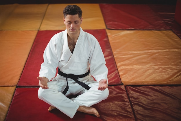 Karate-Spieler macht Yoga