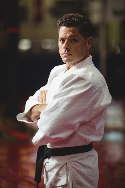 Karate-Spieler mit verschränkten Armen