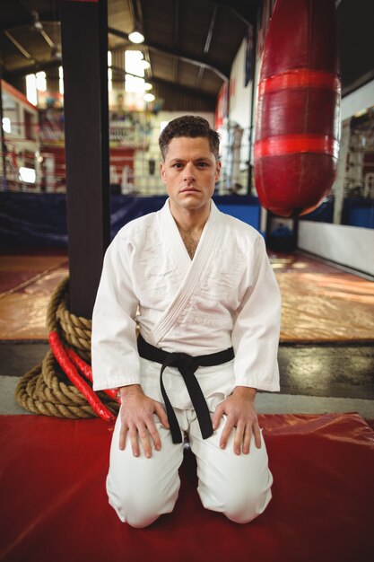 Karate-Spieler sitzt in Seiza-Position