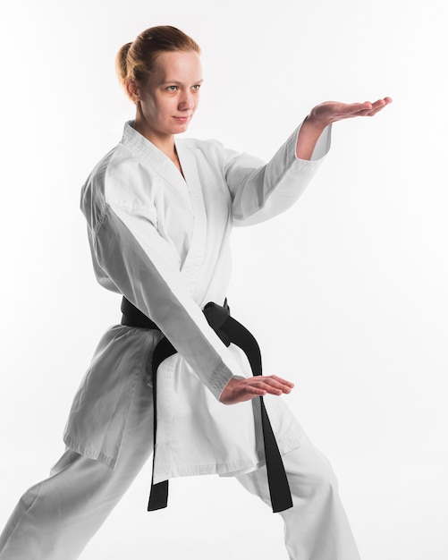 Foto karate weiblicher kämpfer, der mittleren schuss aufwirft