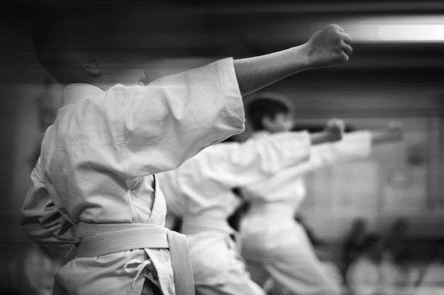 Karatedo-Training und ein gesunder Lebensstil Unschärfeeffekt für mehr Bewegungseffekt hinzugefügt Retro-Stil Schwarzweiß