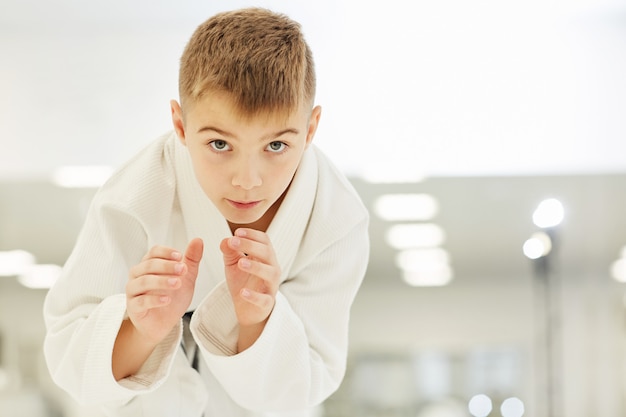 Karateka joven trabajando con técnicas