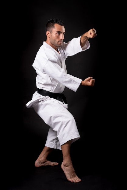 Karateka übt Kata