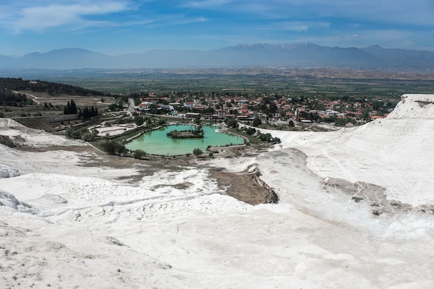 Karbonatmineralklippe mit kalzitbeladenem Wasser in Hierapolis Pamukkale in der Türkei. Pamukkale bedeutet Baumwollschloss auf Türkisch und ist ein Naturgebiet in der Provinz Denizli.