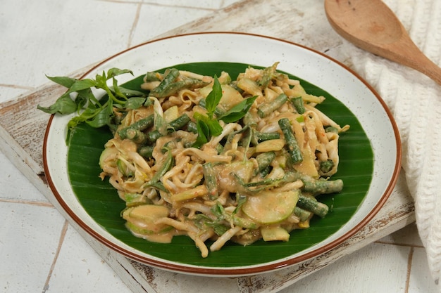 Karedok o keredok es una ensalada de verduras crudas cubierta con salsa picante de maní