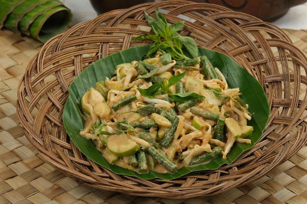 Karedok o keredok es una ensalada de verduras crudas cubierta con salsa picante de maní