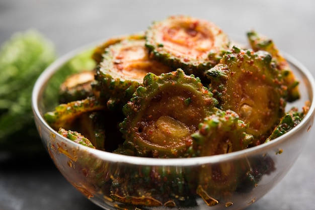 Karela Achar oder Bitter Gourd Pickle, beliebtes indisches Rezept