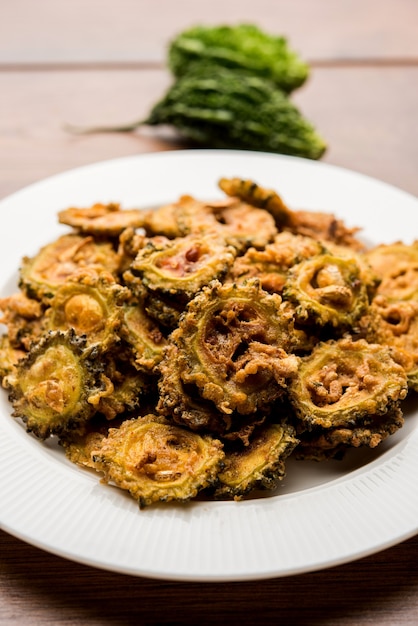 Karela Chips oder Bitter Gourd Fry ist ein gesundes Snackrezept