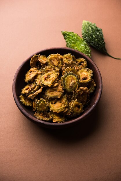 Karela Chips ou Bitter Gourd Fry é uma receita de lanche saudável