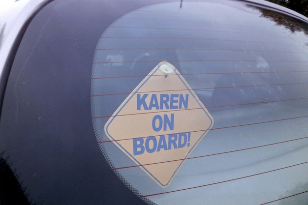 Karen an Bord Schild an der Rückseite eines Autos