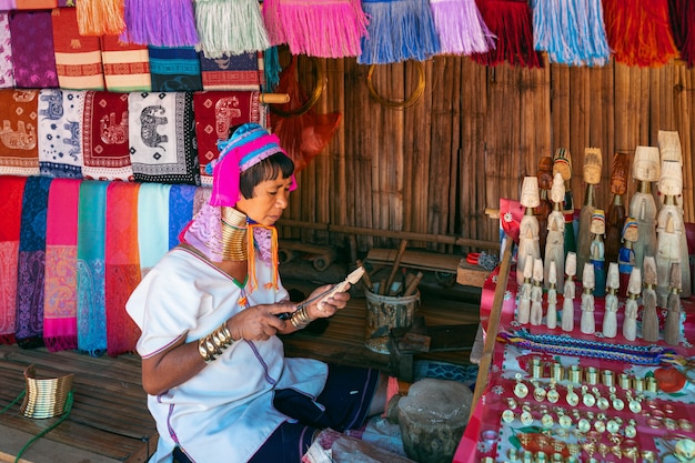 Karen-Frau mit langem Hals in Bergstammdörfern, Provinz Chiang Rai, Thailand.