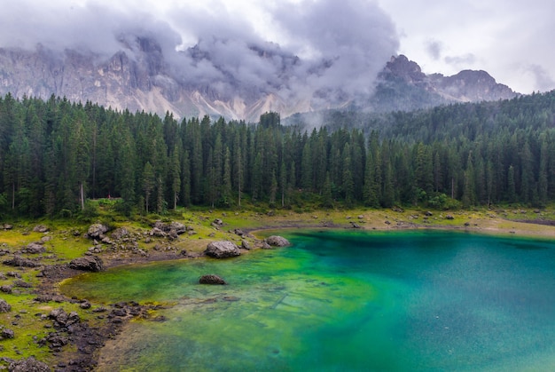 Karersee durante un día lluvioso