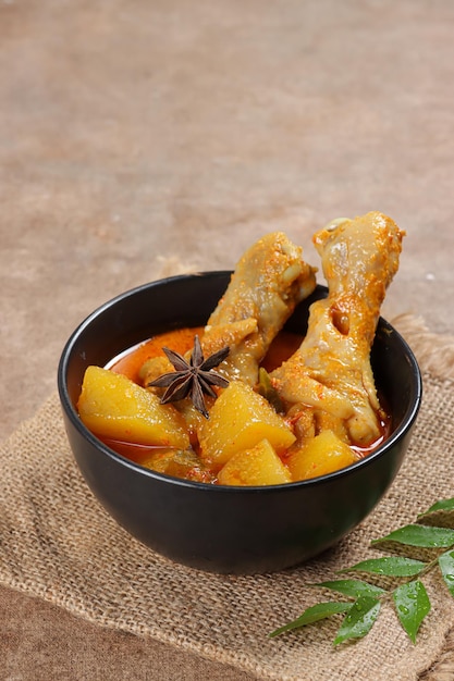 Kari Ayam Gulai Ayam o Kare Ayam o pollo al curry generalmente se sirve durante la celebración de Lebaran