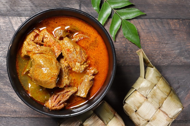 Kari daging sapi ou Gulai daging ou caril de carne com carne tenra assada em leite de coco