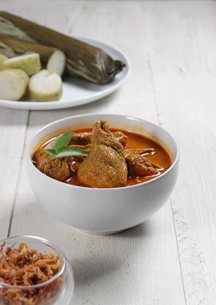 Kari daging sapi ou Gulai daging ou caril de carne com carne tenra assada em leite de coco