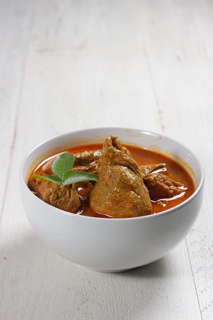 Kari daging sapi ou Gulai daging ou caril de carne com carne tenra assada em leite de coco