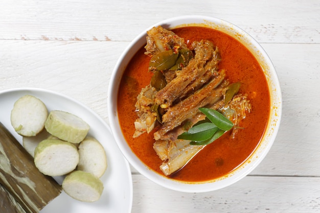 Kari Iga Kambing oder Gulai Iga Kambing oder ist indonesische traditionelle Hammelrippchen-Curry-Suppe