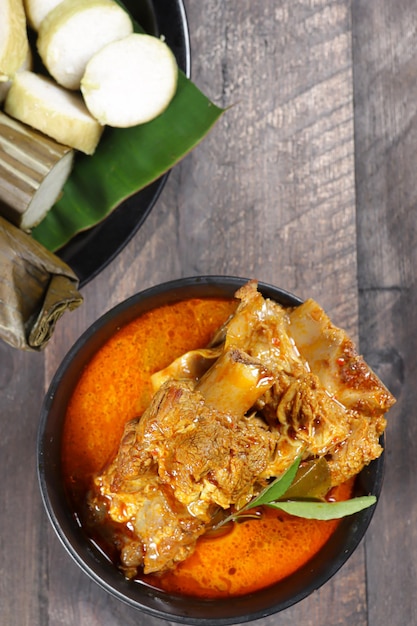 Kari iga sapi o Gulai iga sapi es curry de carne de res de Indonesia