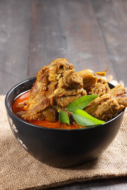 Kari iga sapi oder Gulai iga sapi ist ein indonesisches Rinderrippencurry