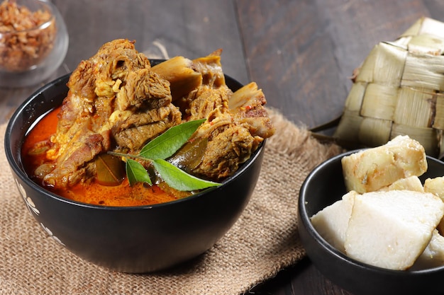 Kari iga sapi oder Gulai iga sapi ist ein indonesisches Rinderrippencurry