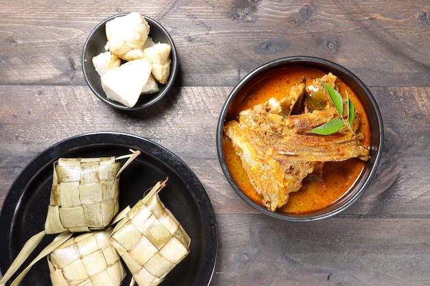 Kari oder Gulai Iga Kambing oder ist eine traditionelle indonesische Hammelrippchen-Curry-Suppe