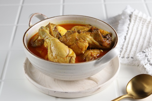 Kari oder Kare oder Gulai Ayam oder würziges Hühnercurry aus Hühnchen, Eiern, Gewürzen und Kokosmilch