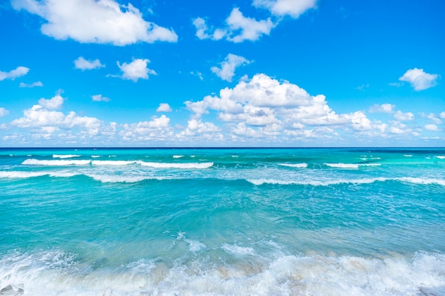 Karibischer Meeresoberflächensommerwellenhintergrund. Exotische Wasserlandschaft mit Wolken am Horizont. Natürliches tropisches Wasserparadies. Kuba Natur. Reisen Sie tropisches Inselresort. Ozean Natur