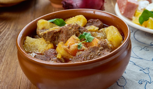 Karjalanpaisti, olla caliente de Karelia, estofado de carne tradicional originario de la región de Karelia, cocina finlandesa, platos tradicionales variados, vista superior.