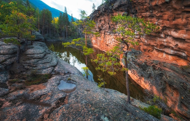 Foto karkaralinsk naturpark in kasachstan schöner see in den schichtbergen in kasachistan