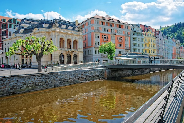 Karlovy varía, República Checa - 5 de mayo de 2014: Ópera y puente sobre el río Tepla en Karlovy Vary, República de Cheche. Gente en el fondo.