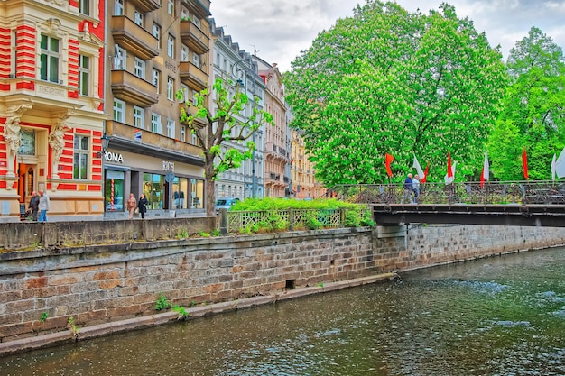 Karlovy Vary, República Checa - 6 de maio de 2014: Passeio no Rio Tepla em Karlovy Vary, República Checa. Pessoas no fundo